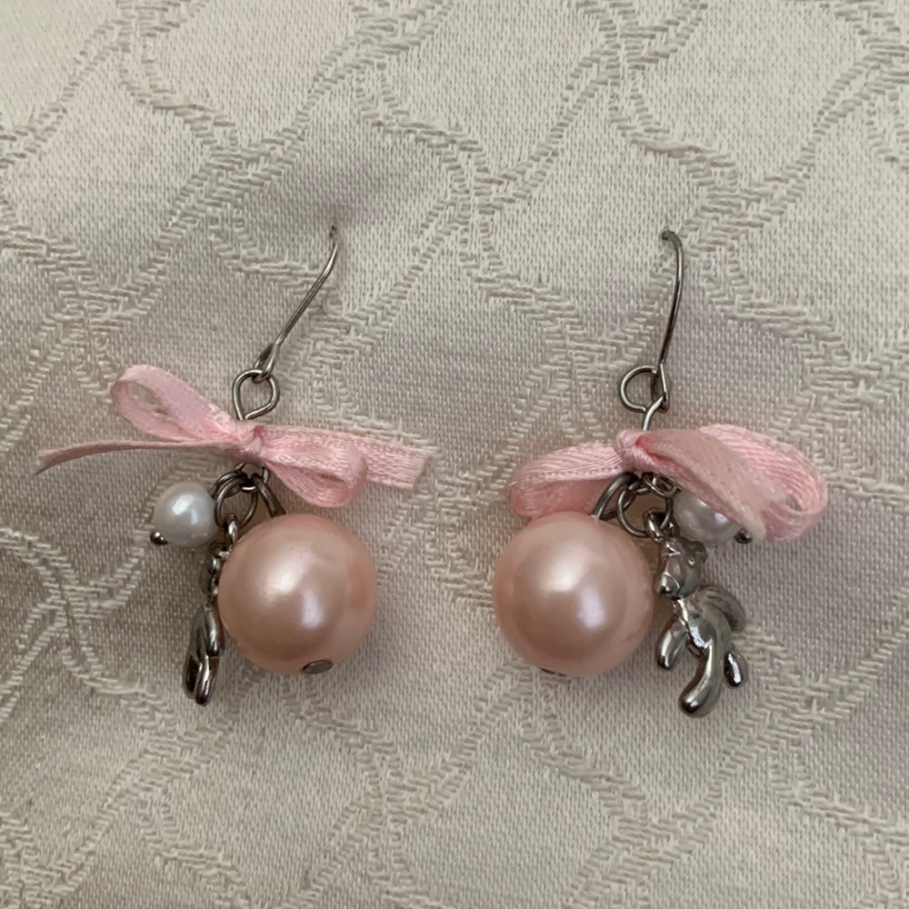Dangling pearl earrings